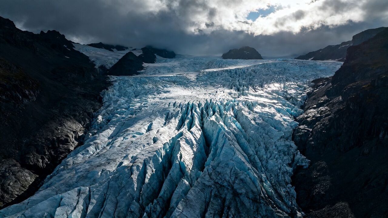 Gros plan sur un glacier immense et menaçant.